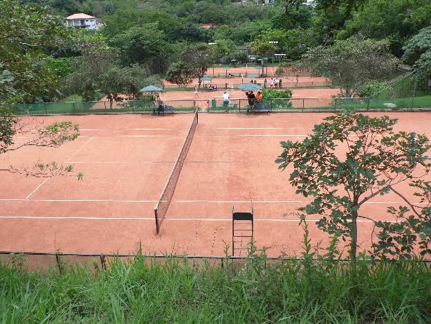 condominio com quadra de tenis