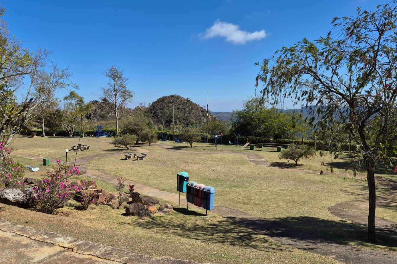 Casas e lotes a venda no Retiro das Pedras