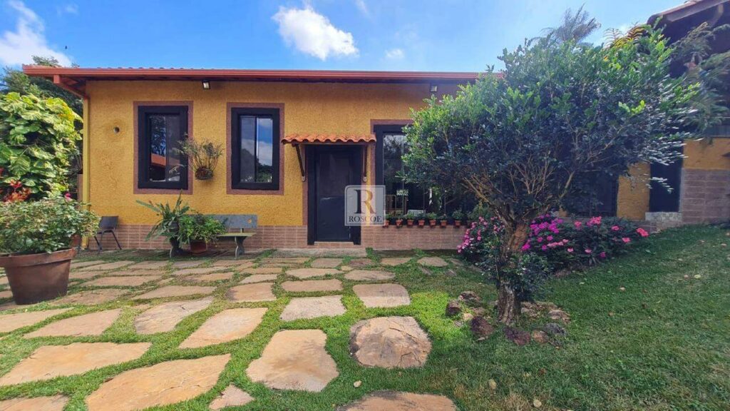 Casa Linear no Condomínio Pasárgada com 4 quartos e piscina