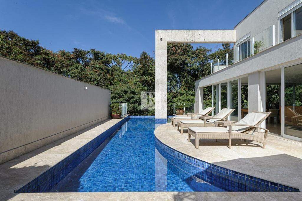 Casa à venda na Lagoa dos Ingleses com 5 suítes vizinha à mata de preservação