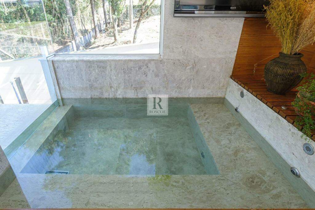 Casa à venda na Lagoa dos Ingleses com 5 suítes vizinha à mata de preservação